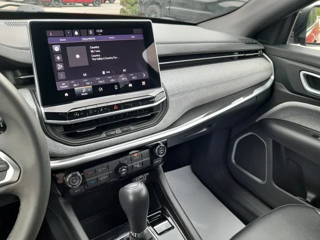 Used 2024  Jeep Latitude image 20