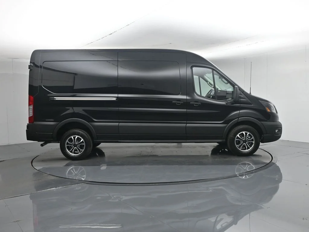 New 2026 Agate Black Metallic Ford Base image 25