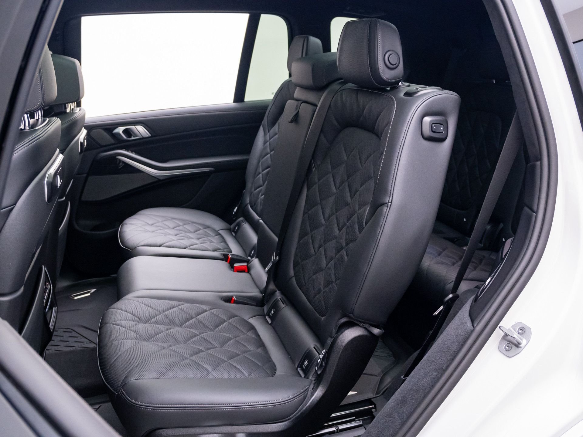 New 2027 Mineral White Metallic BMW xDrive40i image 18