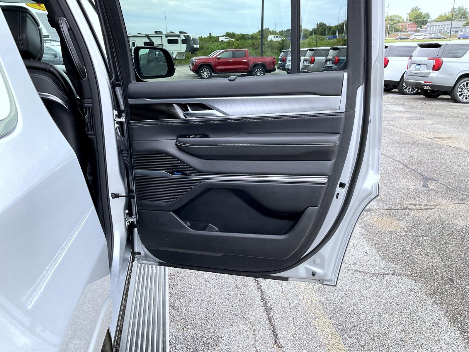 Used 2023 Silver Jeep Base image 17