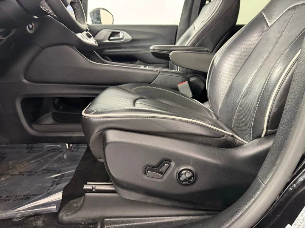 Used 2025 Black Chrysler Limited image 15