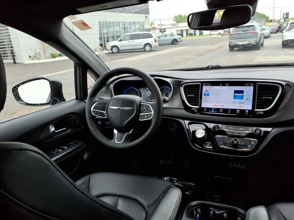 2025 Chrysler Pacifica Select - Photo 13