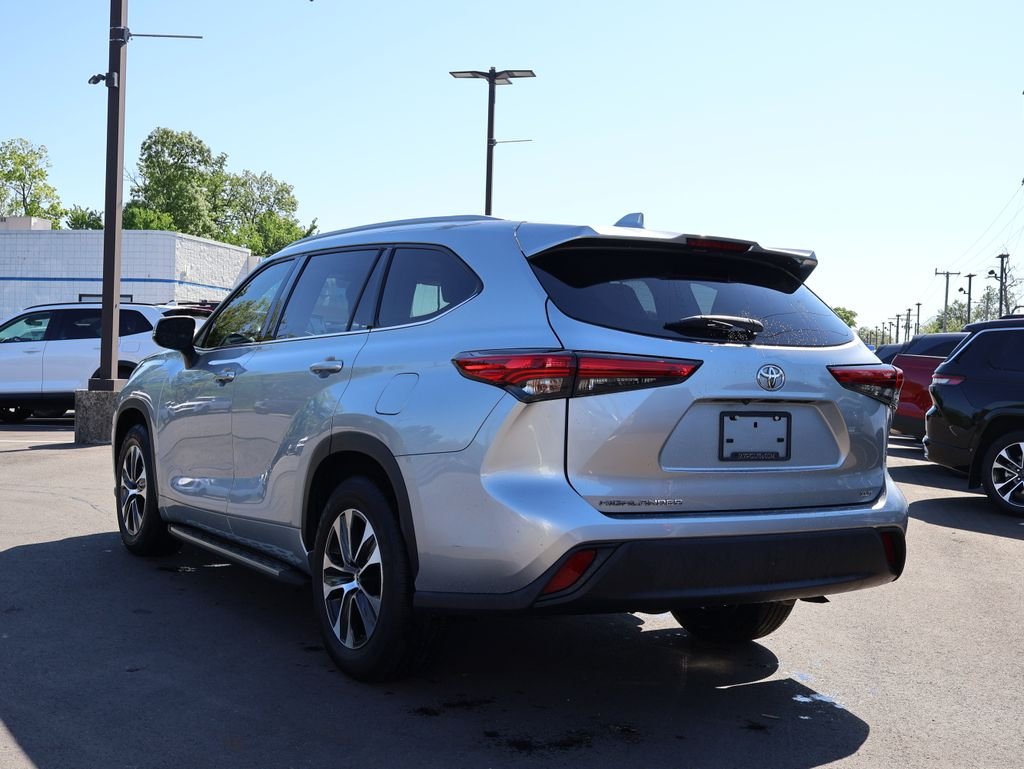 Used 2022 Silver Toyota XLE image 5