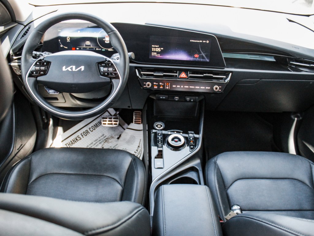 Used 2023 Snow White Pearl Kia Wave image 27