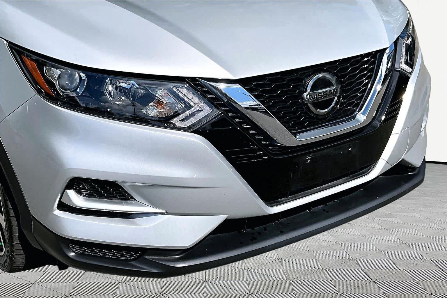 Used 2022 Brilliant Silver Metallic Nissan SL image 30