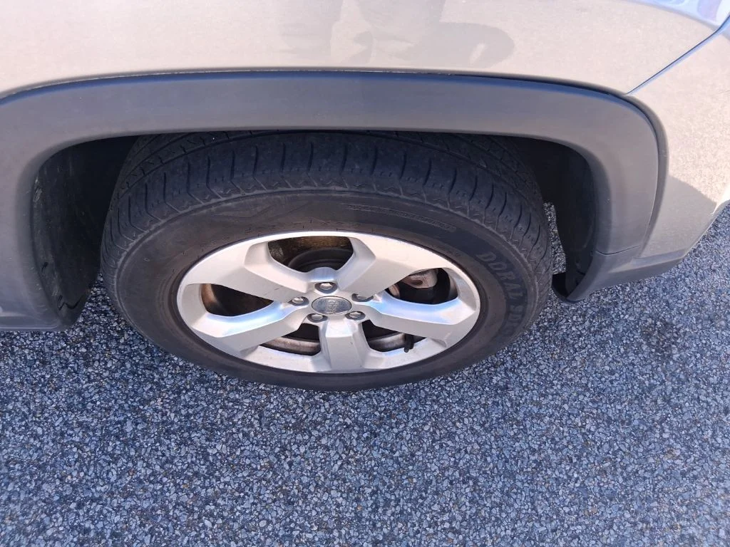 Used 2019 Silver Jeep Latitude image 5