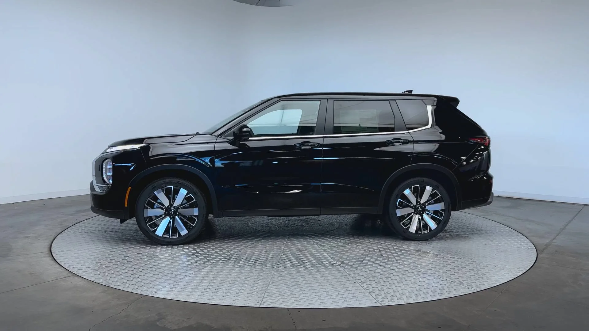 New 2026 Labrador Black Pearl Mitsubishi SE image 5