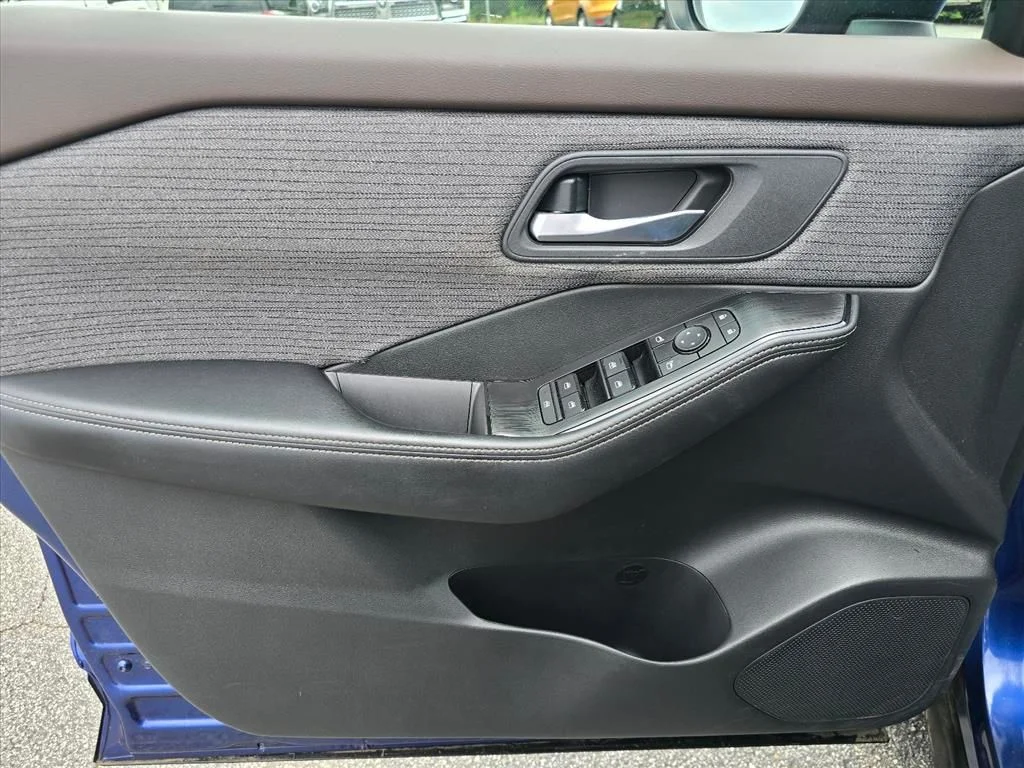 Used 2021 Blue Nissan SV image 9