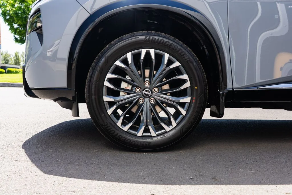 New 2026 Boulder Gray Pearl / Super Black Two-tone Nissan Platinum image 7