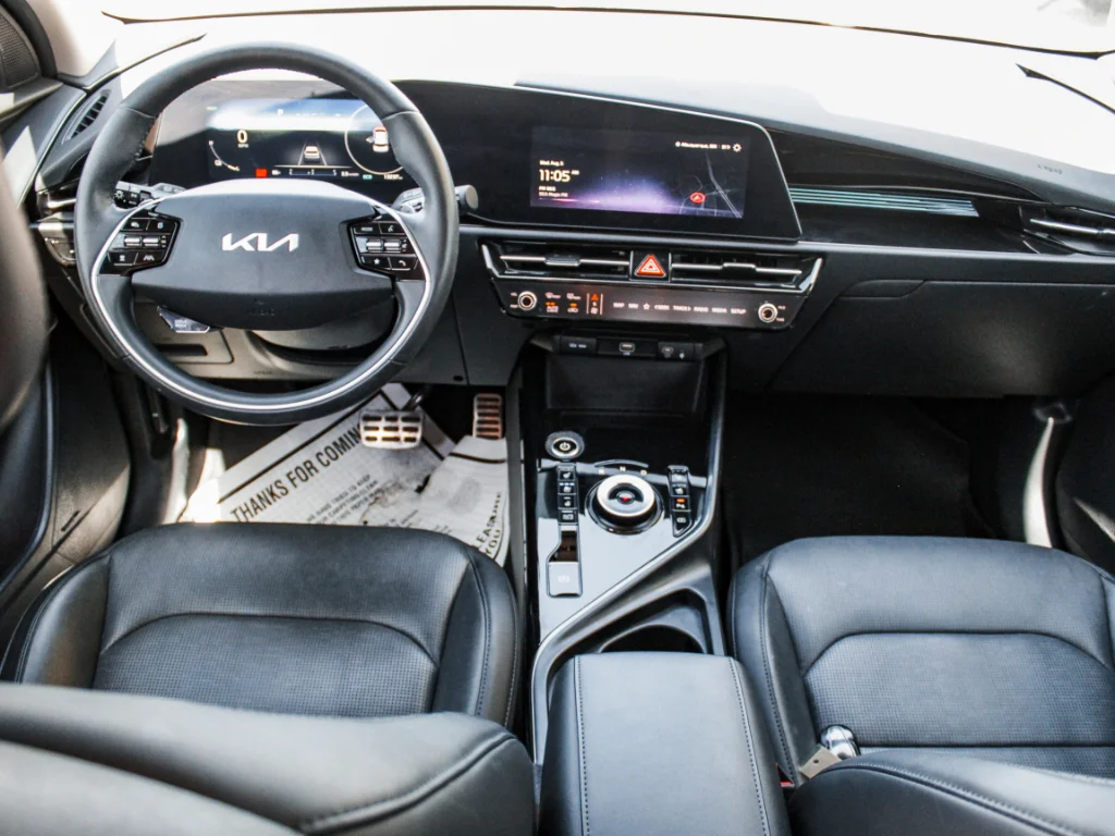 Used 2023 Snow White Pearl Kia Wave image 27