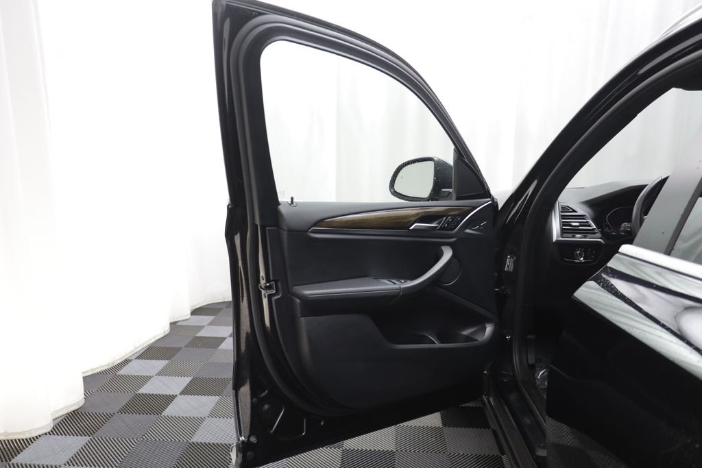 Used 2022 Black BMW xDrive30i image 4