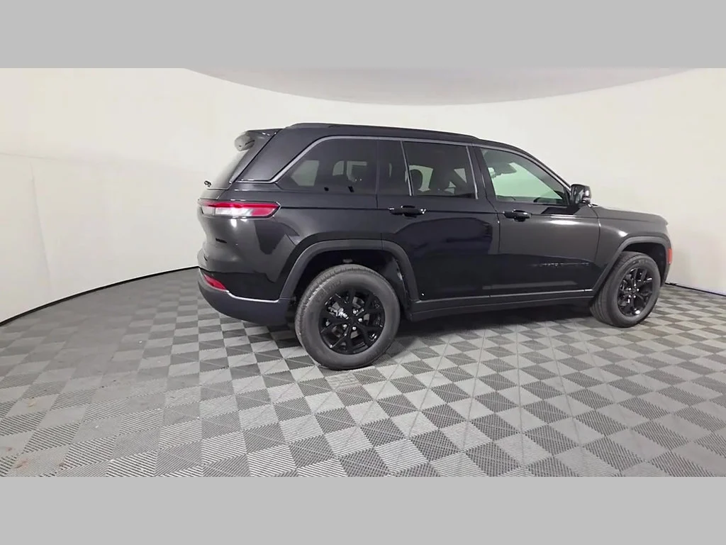 New 2026 Diamond Black Crystal Pearl-Coat Exterior Paint Jeep Laredo Altitude image 25