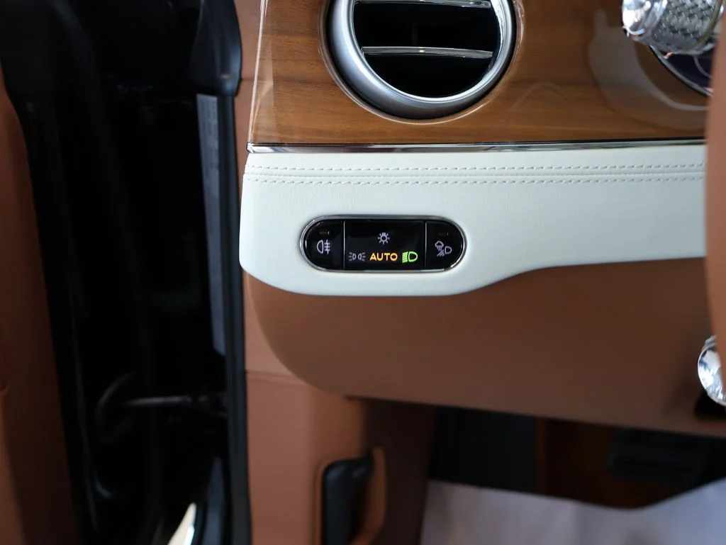 Used 2024 Onyx Metallic Bentley V8 image 34