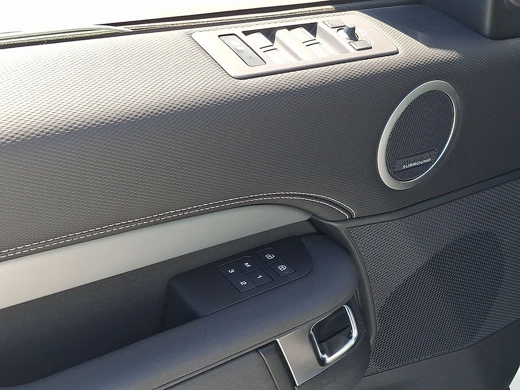 New 2026 Fuji White LAND ROVER Gemini Edition image 7