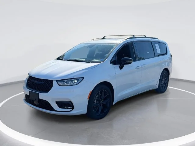Used 2025 White Chrysler Limited image 1