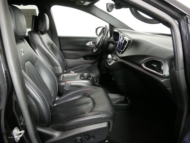 Used 2019 Brilliant Black Crystal Pearlcoat Chrysler Touring L Plus image 18