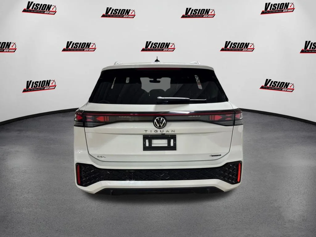 Used 2025  Volkswagen 2.0T SEL R-Line image 6