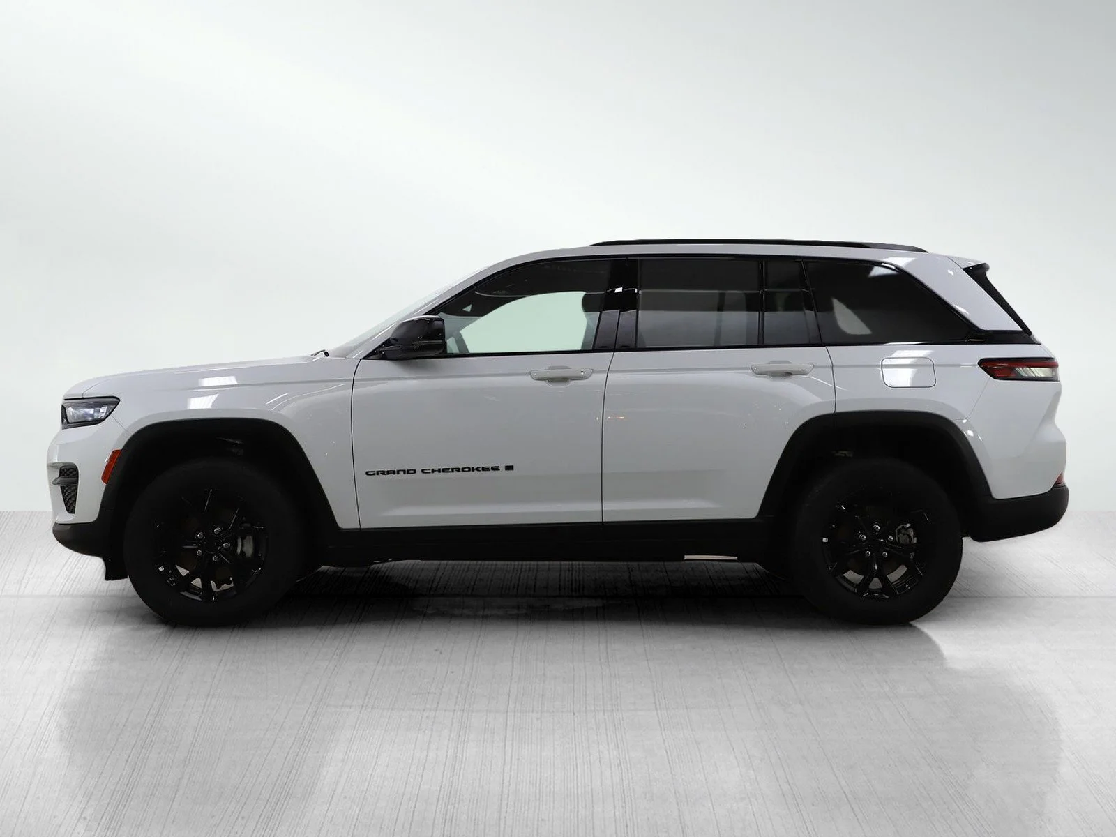 Used 2025 Jeep Grand Cherokee Altitude with VIN 1C4RJHAG9S8699213 for sale in Burnsville, Minnesota