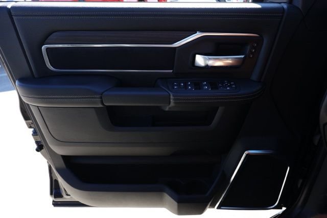 New 2026 Diamond Black Crystal Pearl-Coat Exterior Paint RAM Laramie Night Edition image 21