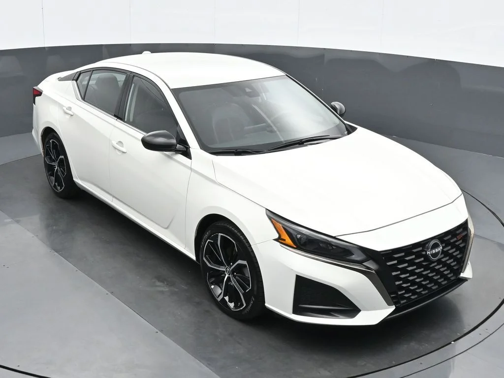 Used 2025 White Nissan 2.5 SR image 25