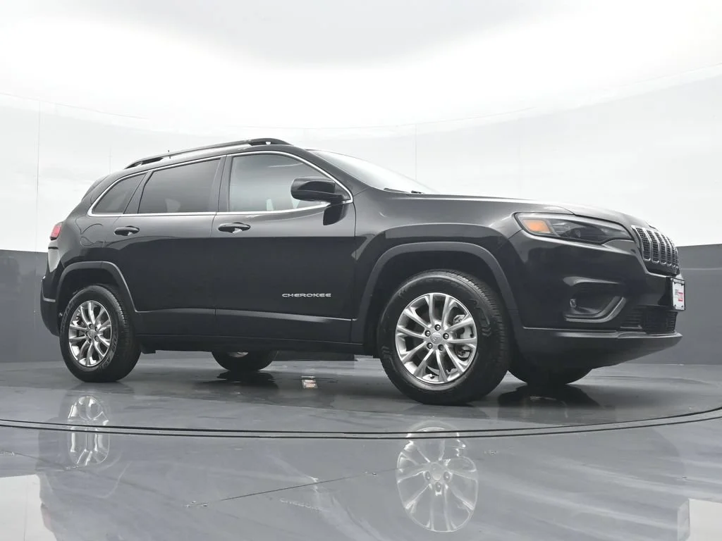 Used 2022 Black Jeep Latitude Lux image 32