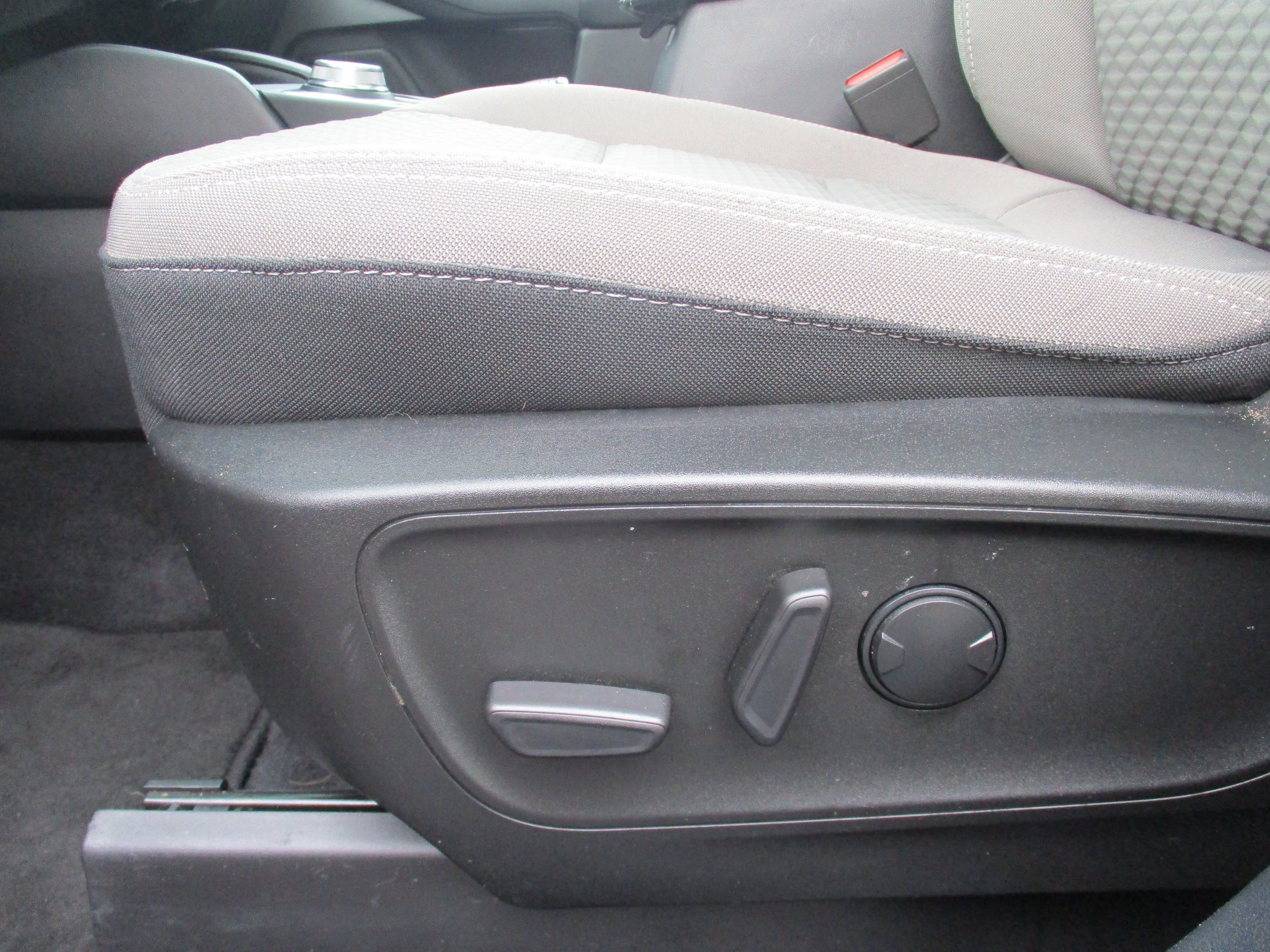 Used 2022 Rapid Red Metallic Tinted Clearcoat Ford SE image 27