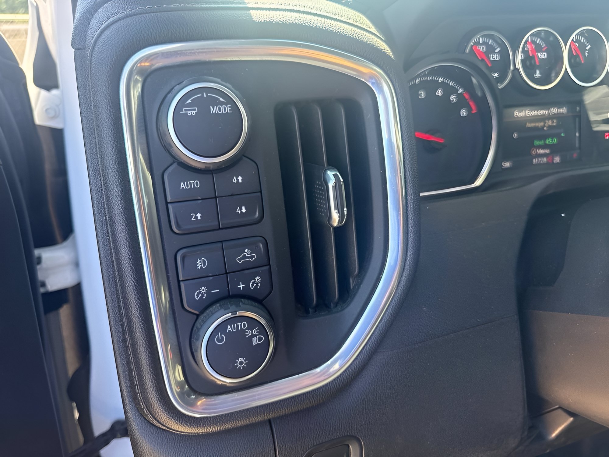 Used 2022 Summit White Chevrolet RST image 25
