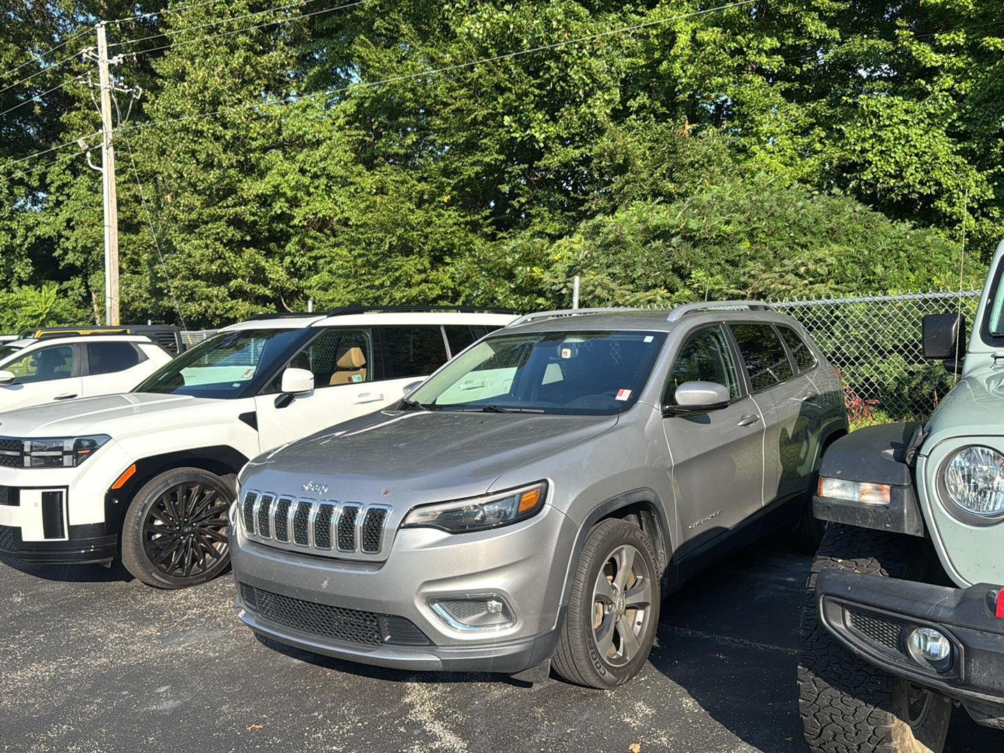 Used 2019 Billet Silver Metallic Clearcoat Jeep Limited image 3