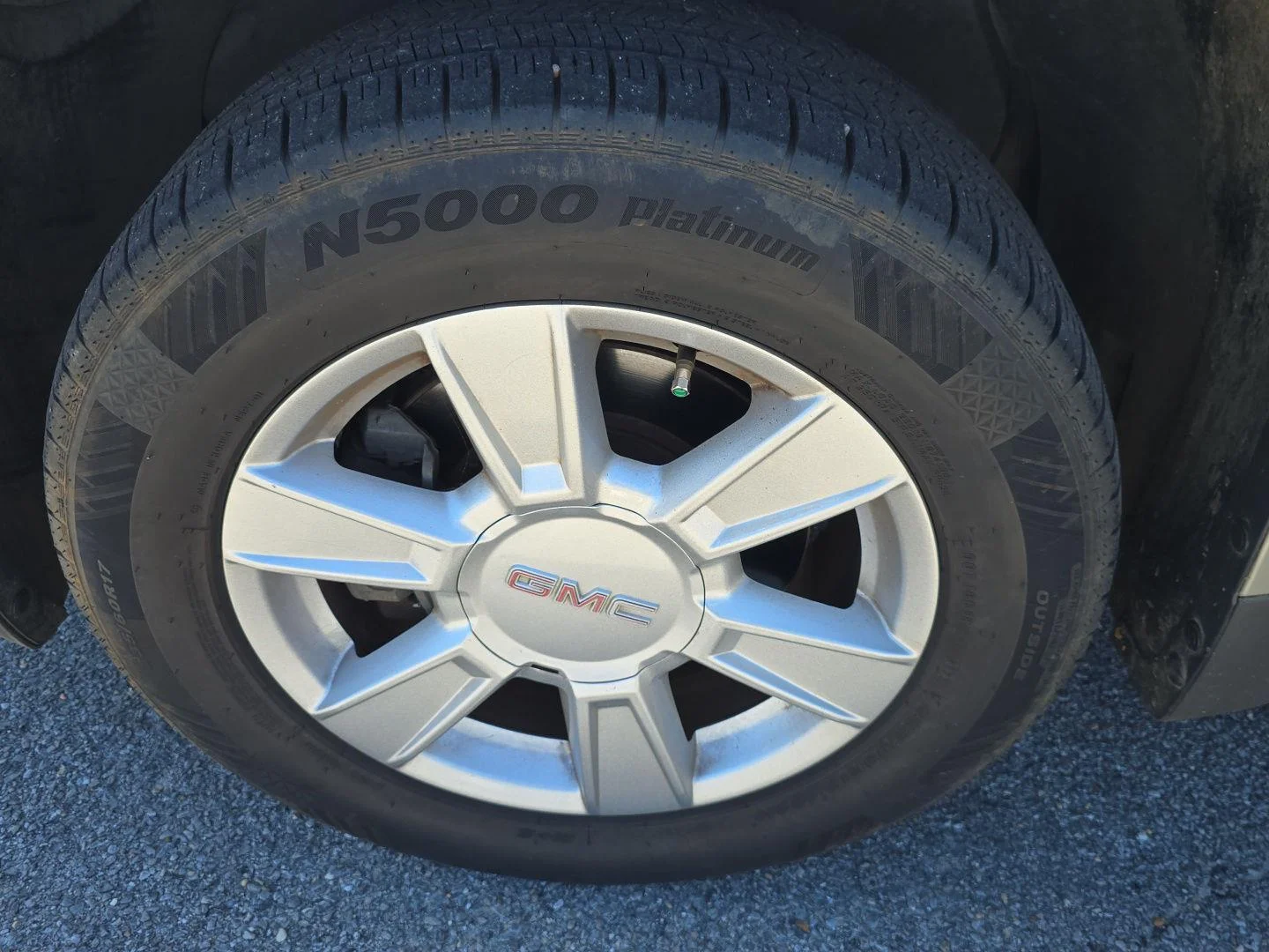 Used 2013 Champagne Silver Metallic GMC SLE image 14