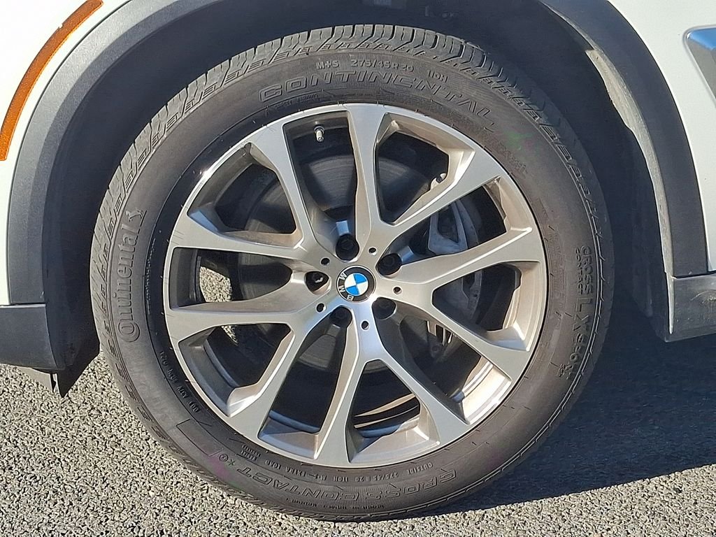 Used 2025 White Metallic BMW xDrive40i image 8