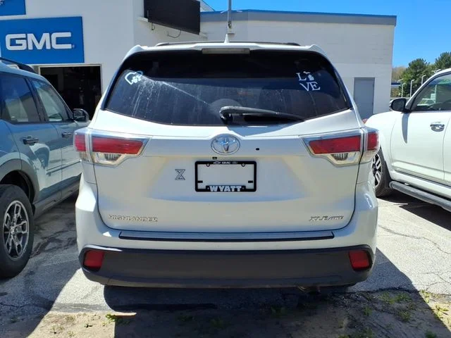 Used 2014  Toyota XLE V6 image 6