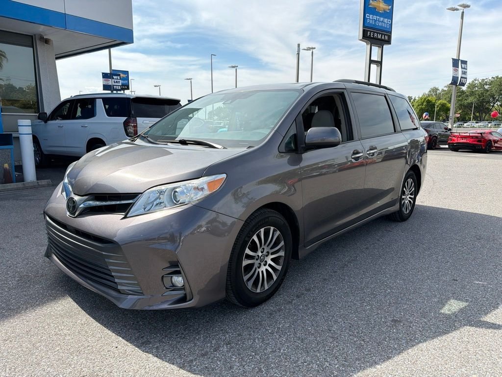2018 Toyota Sienna XLE V6 8-Passenger's photo