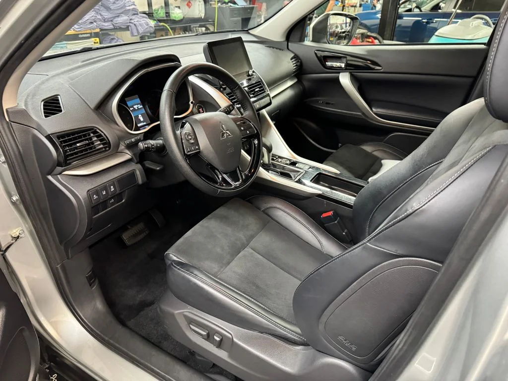 Used 2025 Silver Mitsubishi SE image 13
