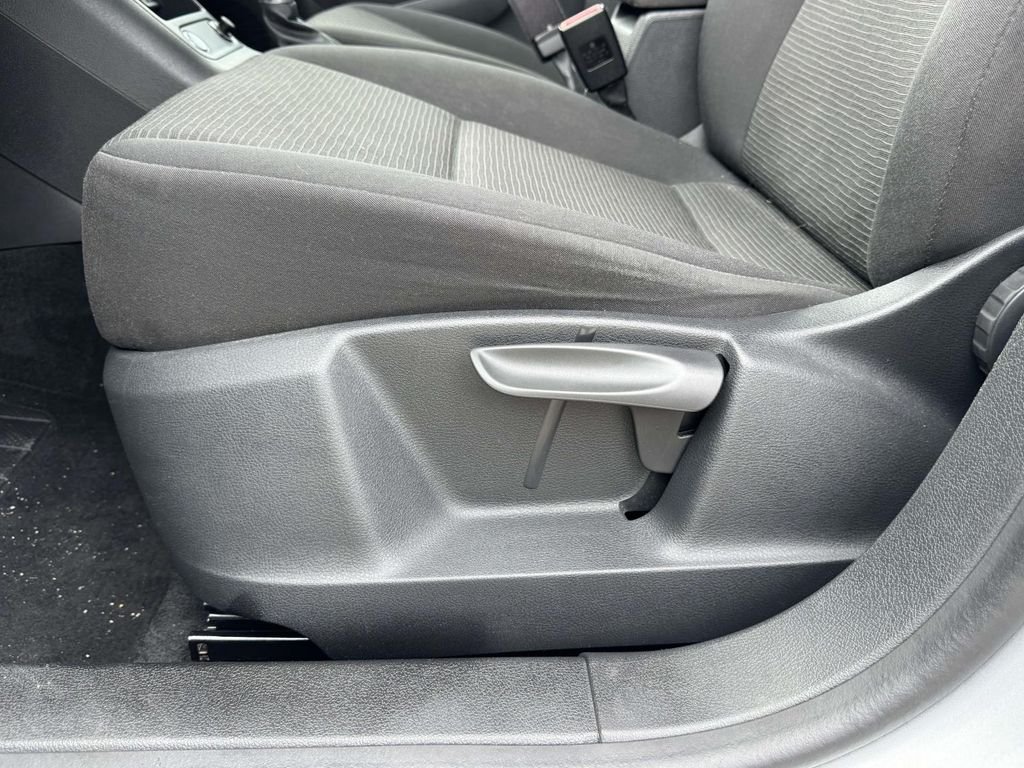 Used 2018 Silver Volkswagen 2.0T image 19