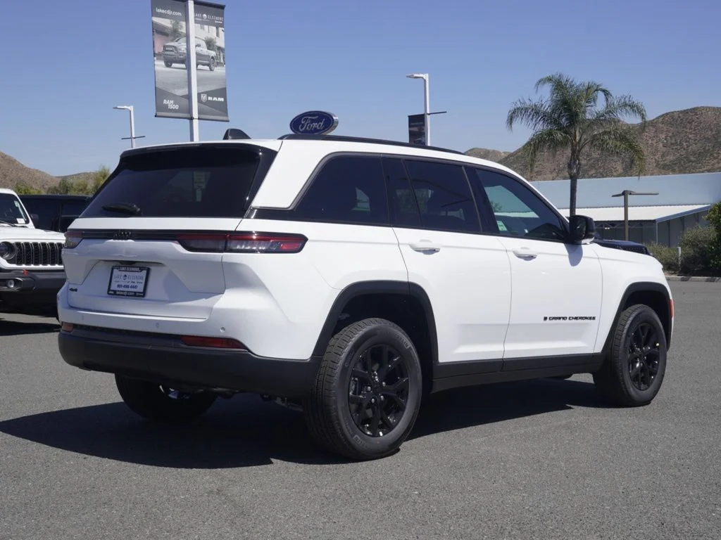 New 2026 Bright White Clear-Coat Exterior Paint Jeep Laredo Altitude image 3