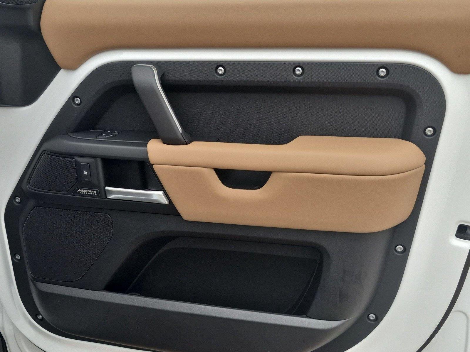 New 2026 Fuji White Land Rover X-Dynamic SE image 32