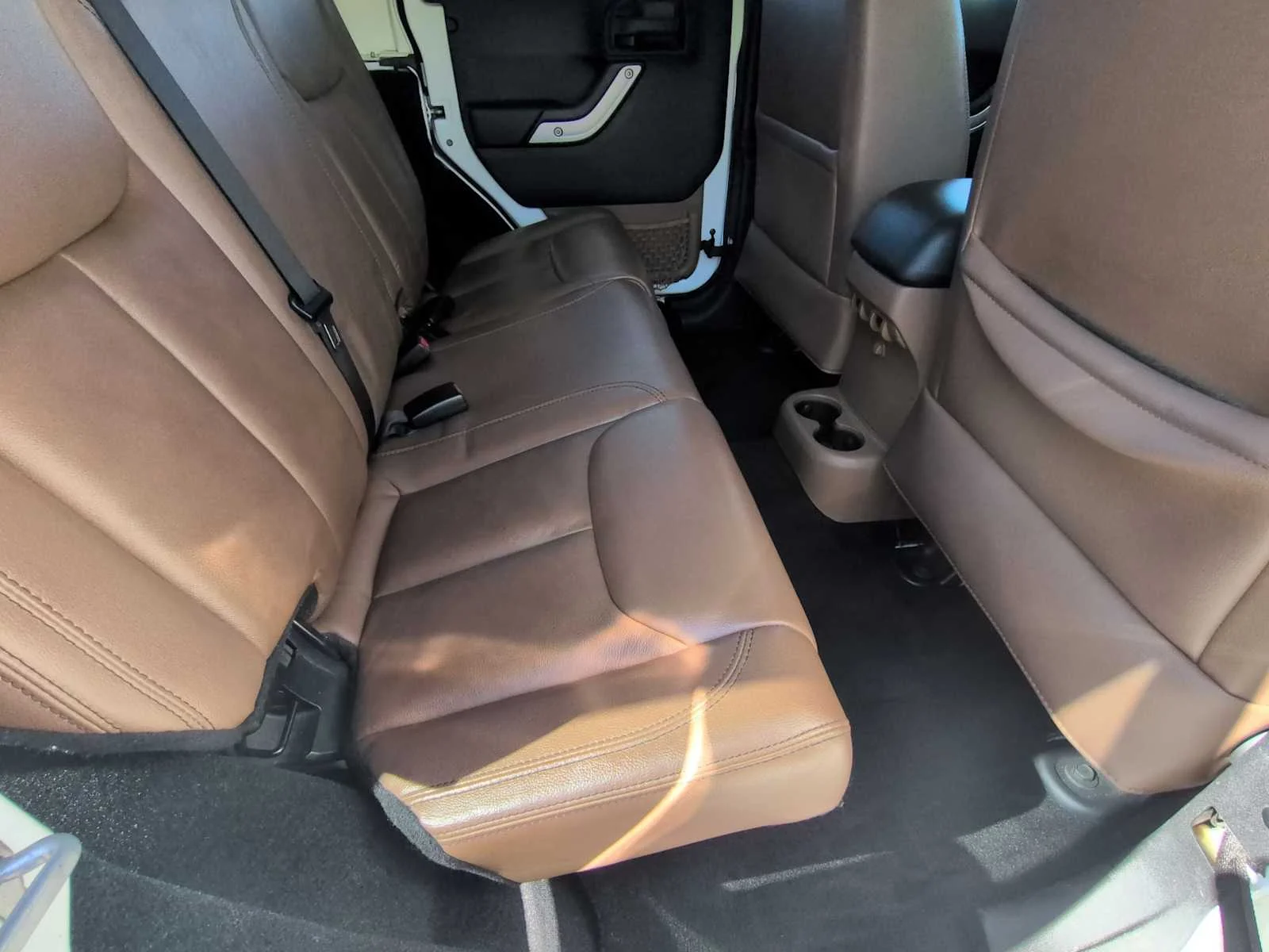 Used 2014 Bright White Clearcoat Jeep Sahara image 18
