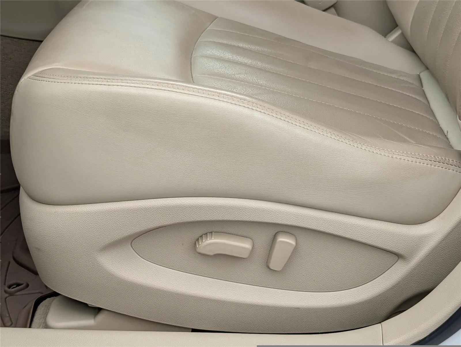 Used 2017 Majestic White INFINITI RWD image 10