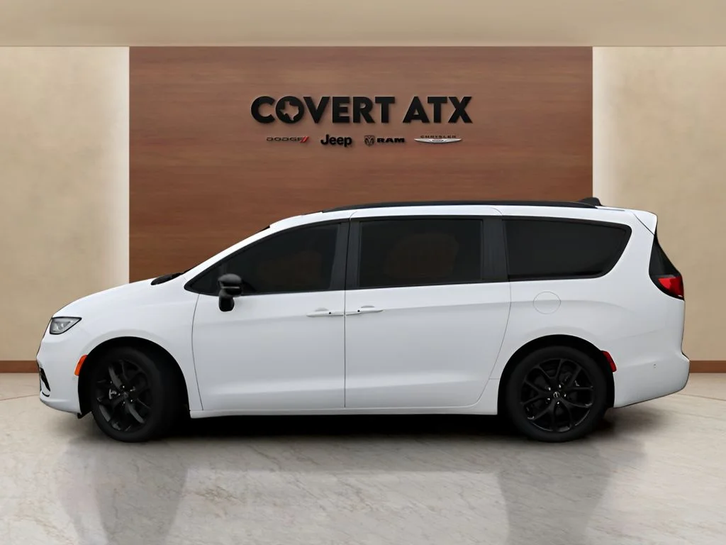 Used 2025 White Chrysler Limited image 2