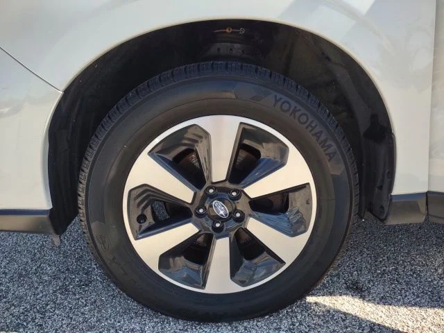 Used 2018 Crystal White Pearl Subaru 2.5i Premium image 26