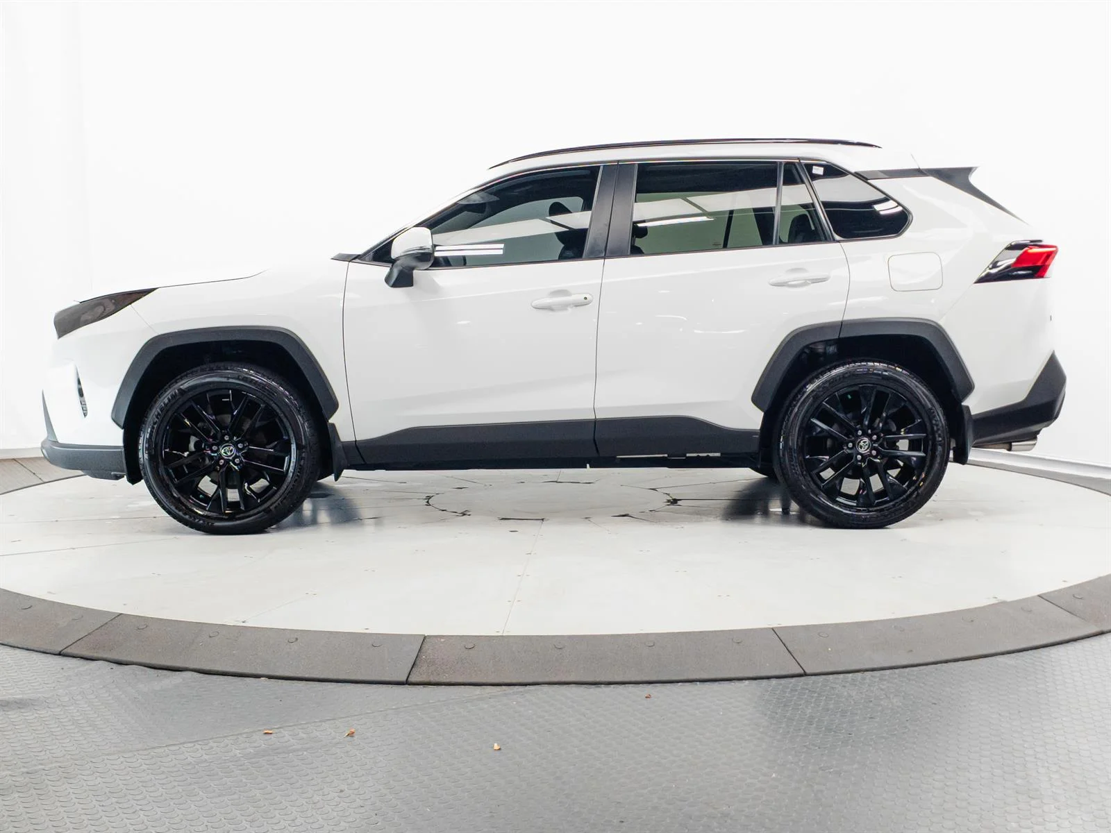 Used 2020 White Toyota XLE Premium image 8