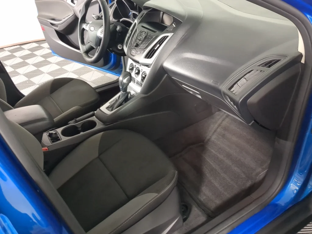 Used 2014 blue Ford SE image 17
