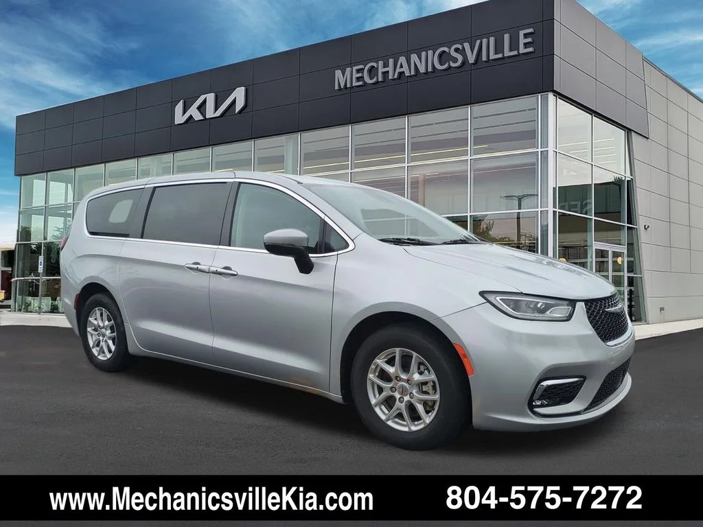 2023 Chrysler Pacifica Touring L's photo