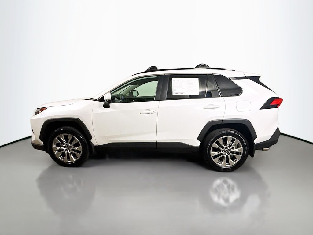 Used 2025 Wind Chill Pearl Toyota XLE Premium image 4