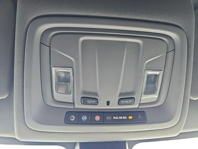 Used 2022 White Chevrolet Custom image 20