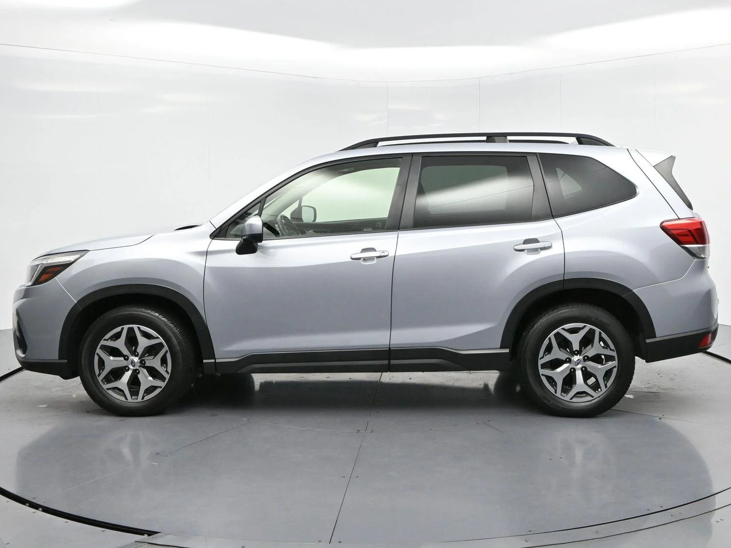 Used 2020 Ice Silver Metallic Subaru Premium image 4