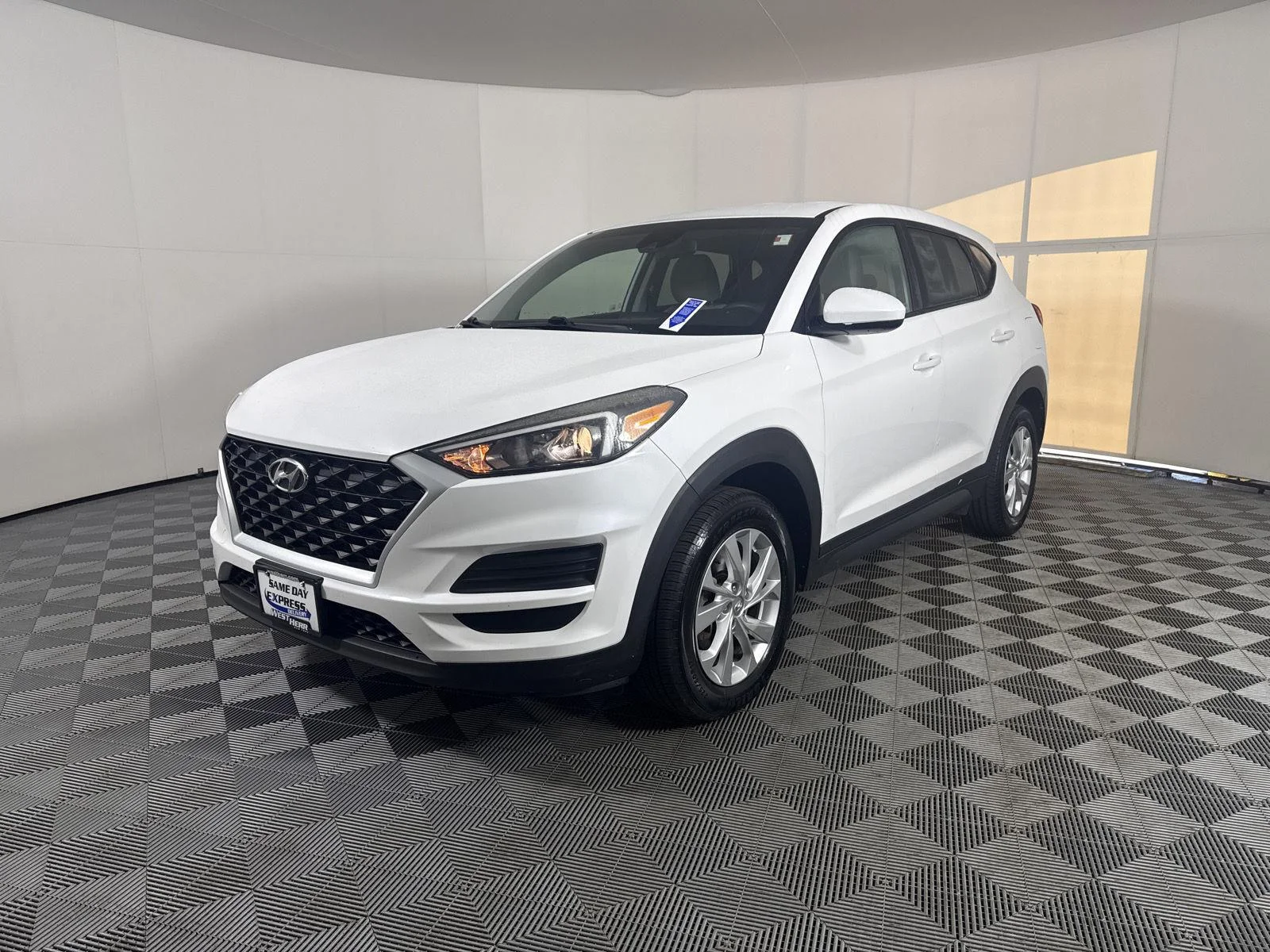 Used 2019 White Pearl Hyundai SE image 3