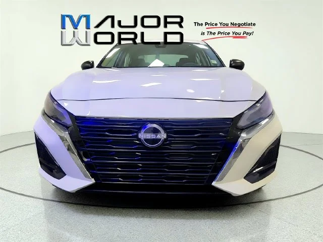Used 2025 White Nissan 2.5 SV image 3