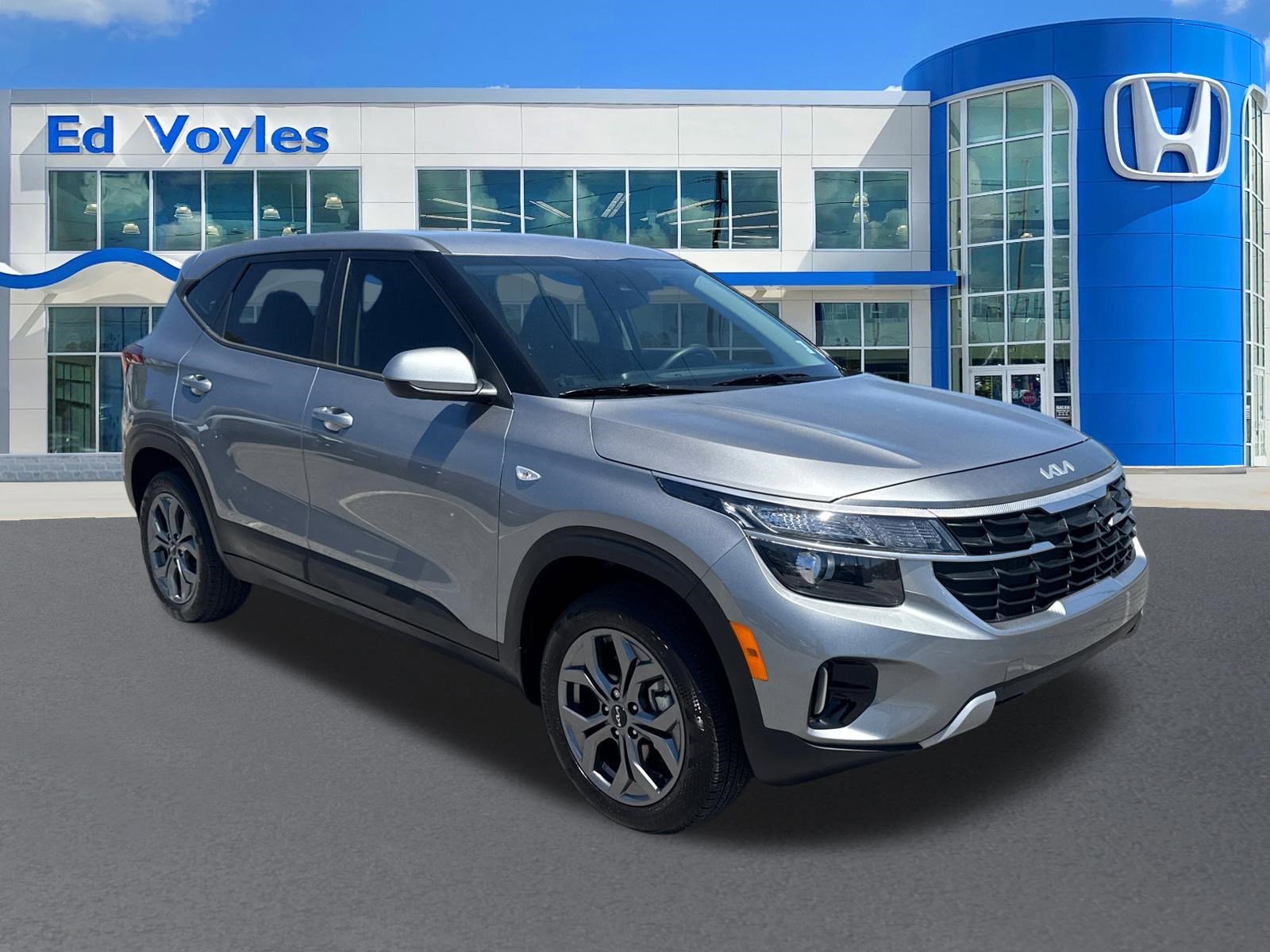 Used 2025 Steel Gray Kia LX image 1