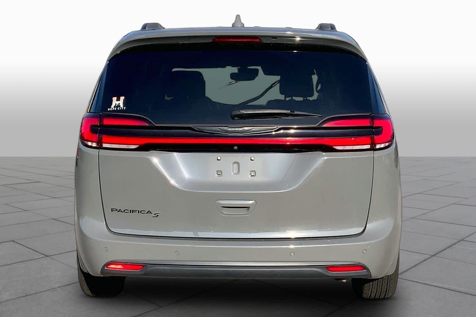 Used 2021 Ceramic Gray Clearcoat Chrysler Touring L image 5
